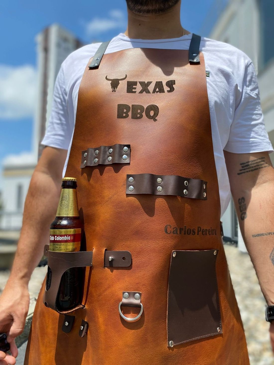 Mandil de cuero miel grabado «Texas BBQ», puesto