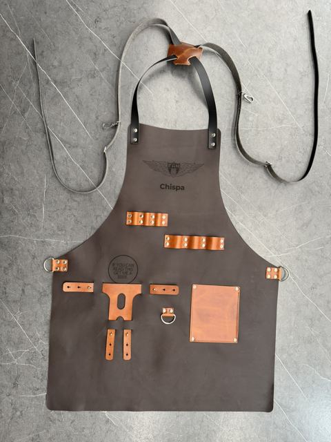 Mandil de cuero café con accesorios miel